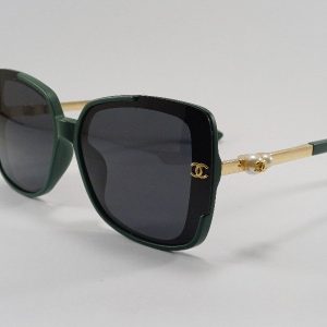 عینک آفتابی زنانه طرح Hermes دسته فلز
مناسب خانم ها دارای  uv400 و پلاریزه
طرح معروف و خاص با سایز بزرگ
رنگ سال سبز تیره