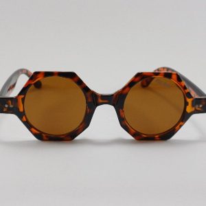 عینک چند ضلعی آفتابی
 استانداردuv400
 رنگ قهوه ای پلنگی
 باجلد و دستمال
 ویژه نوروز ۱۴۰۴ فقط ۲۹۸ تومان