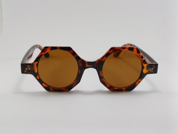 عینک چند ضلعی آفتابی
 استانداردuv400
 رنگ قهوه ای پلنگی
 باجلد و دستمال
 ویژه نوروز ۱۴۰۴ فقط ۲۹۸ تومان