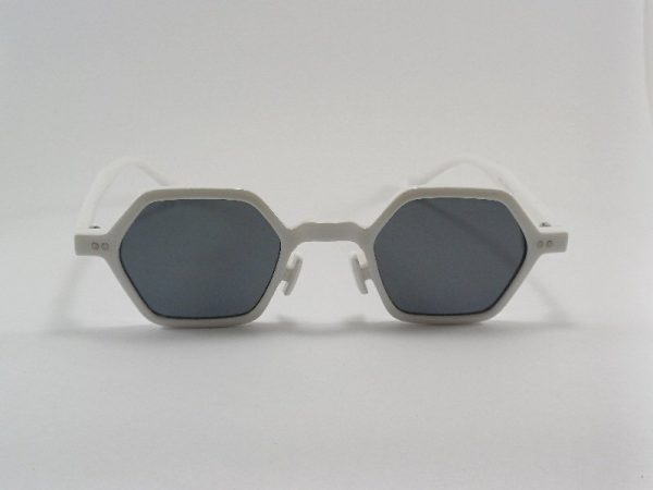 عینک چند ضلعی آفتابی
 دارای استانداردuv400 
رنگ جذاب سفید
 با جلد و دستمال ویژه نوروز ۱۴۰۴ فقط ۲۹۸ تومان