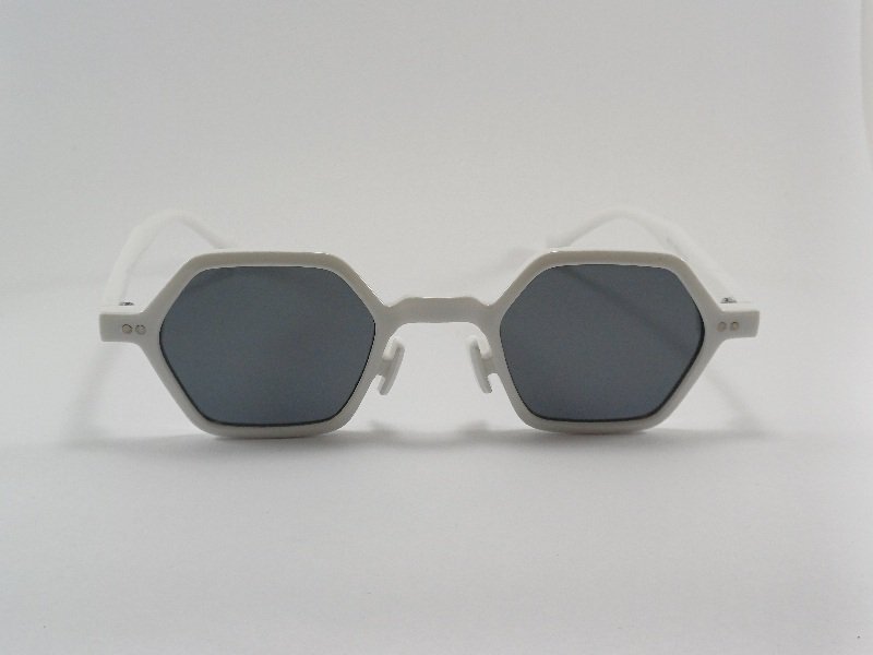 عینک چند ضلعی آفتابی
دارای استانداردuv400
رنگ جذاب سفید
با جلد و دستمال ویژه نوروز ۱۴۰۴ فقط ۲۹۸ تومان عینک چند ضلعی آفتابی
دارای استانداردuv400
رنگ جذاب سفید
با جلد و دستمال ویژه نوروز ۱۴۰۴ فقط ۲۹۸ تومان