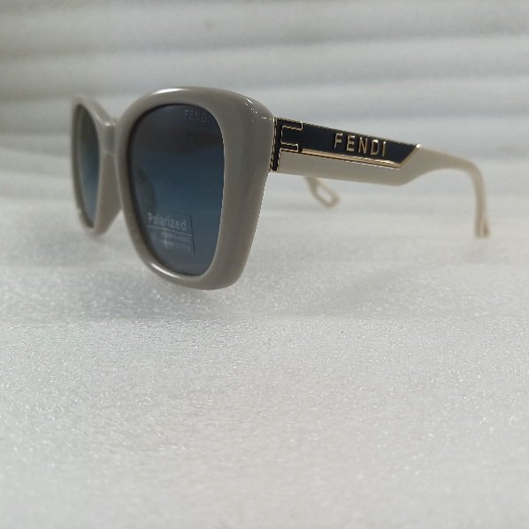 عینک آفتابی پلاریزه زنانه فندی
رنگ سفید طوسی
fendi new collection عینک آفتابی پلاریزه زنانه فندی
رنگ سفید طوسی
fendi new collection