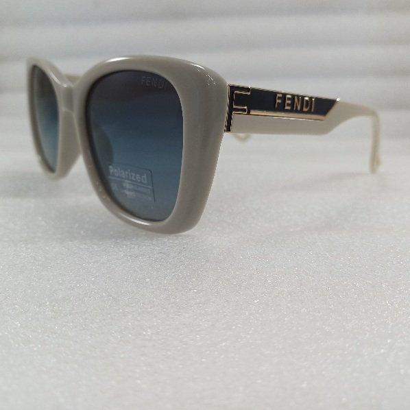 عینک آفتابی پلاریزه زنانه فندی
رنگ سفید طوسی
fendi new collection عینک آفتابی پلاریزه زنانه فندی
رنگ سفید طوسی
fendi new collection
